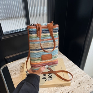Petit sac carré chic en paille rayée avec poignées en cuir marron et bandoulière