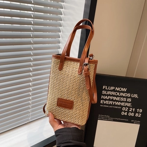 Mini sac cabas en paille beige avec anses en cuir marron et bandoulière réglable