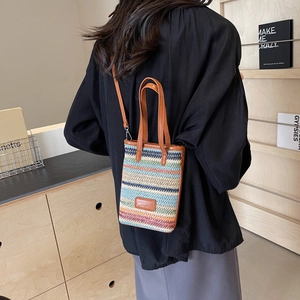 Sac à main tendance en paille tissée colorée avec poignées et bandoulière en cuir PU brun