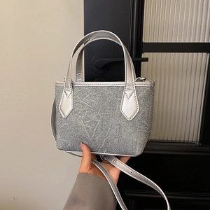 Sac seau chic en denim gris avec bordure métallique argentée et bandoulière amovible