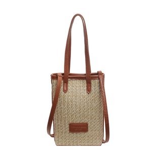 Petit sac carré en paille fait main avec poignées en cuir marron et bandoulière longue