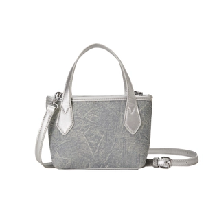Petit sac seau en tissu gris minimaliste avec lanières et poignées en cuir argenté