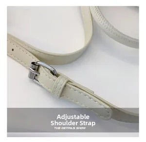 Detail der verstellbaren cremefarbenen Lederschlaufe mit silberner Schnalle und Naht