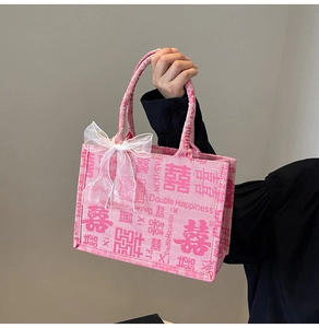 Rosa Hochzeitstasche aus Segeltuch mit rotem Xi-Druck und eleganter weißer Organza-Schleife