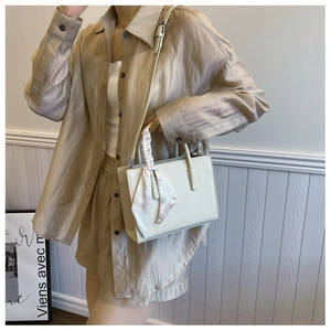 Schicke beige Tragetasche mit Litchi-Narbung und elegantem Blumen-Seidentuch am Griff