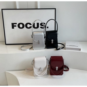 Mini sacs à bandoulière pour téléphone en quatre couleurs sur un présentoir blanc