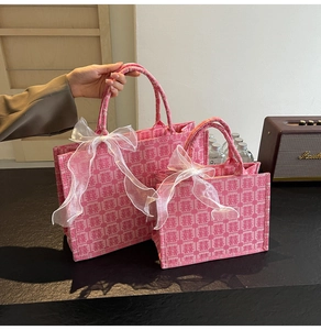 Detailaufnahme von rosa Jacquard-Tragetaschen mit traditionellen chinesischen Mustern
