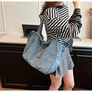 Details zur blauen Nylon-Einkaufstasche mit Schneeflocken-Textur und seitlichem Kordelzug