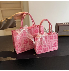 Detailansicht der rosa Canvas-Taschen mit Doppelglück-Stickerei und Organza-Schleife