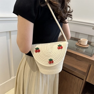 Borsa a tracolla in paglia color crema con ricamo a ciliegia rossa e patta estiva