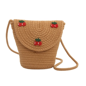 Borsa a secchiello in paglia marrone per bambini con ricamo ciliegia e tracolla