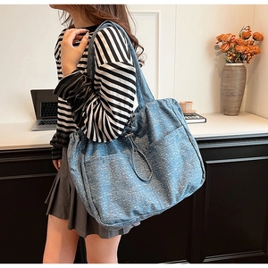 Blaue Nylon-Tragetasche mit seitlichem Kordelzug und Vordertasche für den Alltag