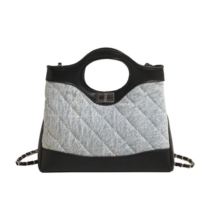 Sac seau d'épaule en denim bleu matelassé avec finitions cuir noir et chaîne argent