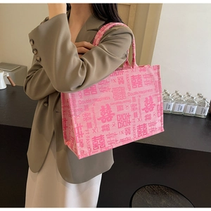 Detail der rosa Canvas-Tote mit chinesischer Doppelglück-Stickerei und rosa Griff