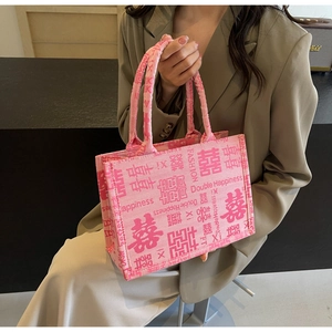Detail der rosa Stofftasche mit Double Happiness Stickerei und modernem Schriftzug