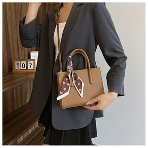 Braune Tragetasche mit Litschi-Maserung, Herz-Print-Schal und verstellbarem Gurt