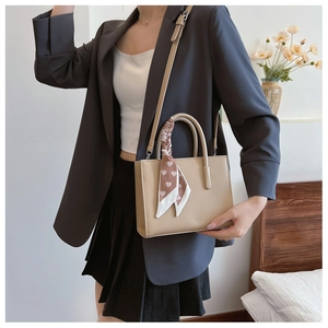 Beigefarbene Tote-Bag mit Herz-Deko-Schal in einer stilvollen Lifestyle-Umgebung