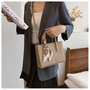 Khaki Handtasche mit Litschi-Textur und elegantem Seidenschal mit Herzmuster am Griff