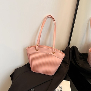 Grand sac cabas plissé rose avec anneaux métalliques dorés et fines bandoulières