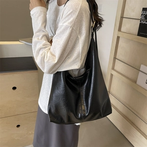 Sac hobo vintage noir en similicuir plissé avec détail de boucle dorée élégante