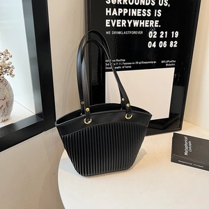 Sac fourre-tout noir plissé à détails dorés pour un style de bureau minimaliste chic