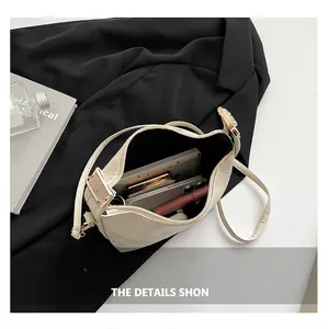 Intérieur spacieux du sac en cuir blanc avec téléphone et produits cosmétiques