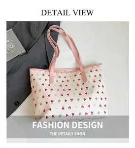 Vue détaillée du sac cabas crème avec imprimé ours et anses roses avec style costume