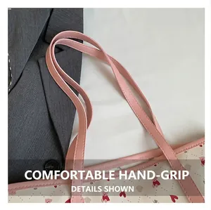 Détail de la poignée en cuir rose avec couture fine sur un sac cabas ours mignon