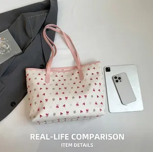 Détail du sac cabas blanc en PU avec imprimé ours et longues poignées assorties