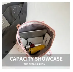 Vue de dessus de l'intérieur spacieux du cabas rose avec ordinateur et objets essentiels