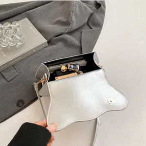Detail der silbernen Umhängetasche mit Platz für Handy und Kosmetikartikel