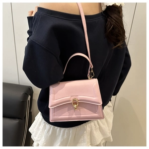 Vista posteriore di una modella con borsa a tracolla in pelle rosa e chiusura dorata