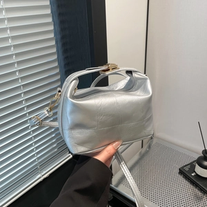 Sac à bandoulière matelassé argenté chic avec finition métallisée et fermoir doré