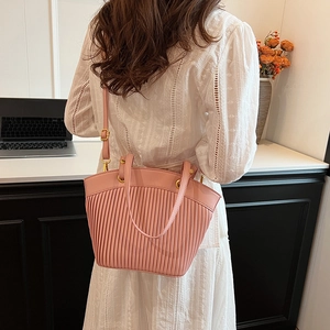Sac fourre-tout plissé rose pour femme avec grande capacité et bandoulière élégante