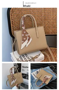 Detail der khakifarbenen Tote Bag mit Litschistruktur und gemustertem Seidenschal
