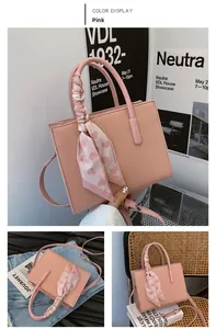 Rosa Tragetasche mit Herzmuster-Schal und verstellbarem Crossbody-Riemen aus Leder