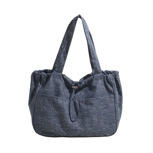 Blaue Tragetasche in Denim-Optik mit Kordelzug und geräumigen Schultergurten für Damen