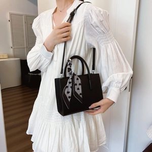 Elegante schwarze Tragetasche mit Litschi-Struktur, Herz-Schal und Schultergurt