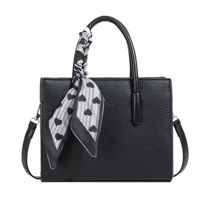 Klassische schwarze Tote-Tasche mit Litschimuster und dekorativem Seidenschal