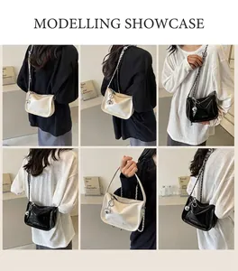 Détails de sacs à bandoulière en cuir brillant avec chaînes argentées noir et beige
