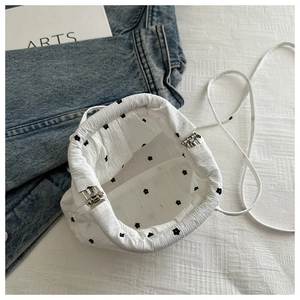 Détail du sac à fleurs montrant le fermoir magnétique en métal et la texture du coton doux
