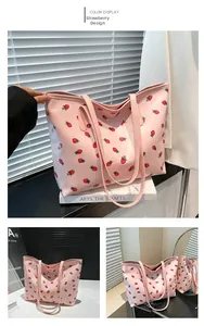 Vue détaillée du sac cabas rose imprimé fraises montrant l'avant et l'arrière