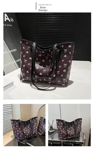 Détail du sac cabas marron foncé avec motifs floraux roses et imprimés nœuds blancs