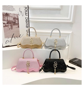 Details eleganter Glitzer-Minibags in Gold, Silber, Rosa und Schwarz mit Wellenrand