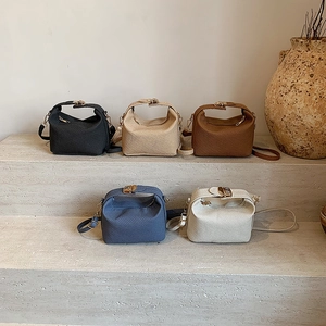 Sacs à main texturés tissés avec ferrures dorées en cinq couleurs sur marches