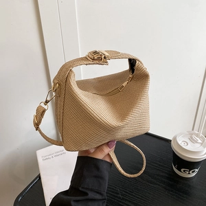 Beige geweven kussentas met gouden sluiting en afneembare riem voor een zomerse look
