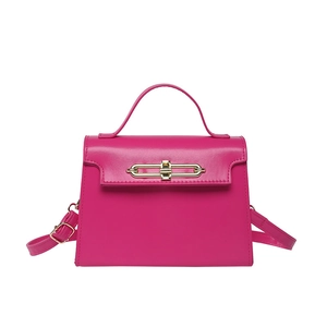 Bolso trapezoidal rosa de cuero sintético con cierre de metal dorado y bandolera