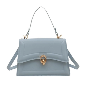Elegante borsa a trapezio azzurro con chiusura a rotazione dorata e cuciture moda