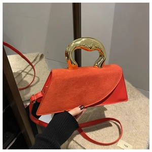 Dettaglio borsa in pelle scamosciata arancione con manico circolare dorato e tracolla