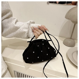 Détail du sac nuage en velours côtelé noir à fleurs avec plis et fine bandoulière